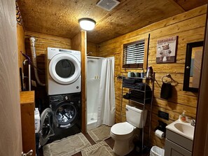 ヘアドライヤー、タオル、石鹸、トイレットペーパー