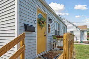 Exterior detail - Adorable Maumee Ranch by River/Park-2br fast WiFi (Maumee)