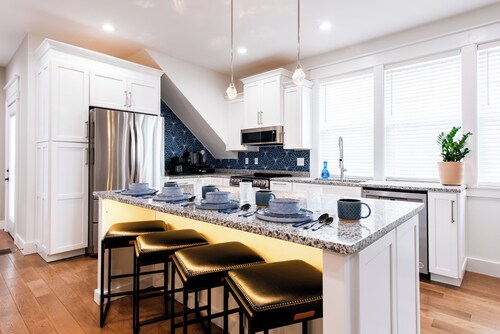 Brand New Build -Near EKU & Downtown -Easy I-75 Access - 2 King Beds - Garage