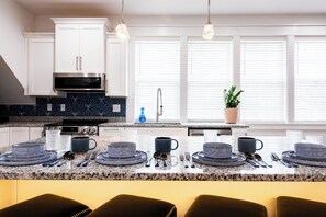 Microondas, horno, parrilla de estufa y lavavajillas