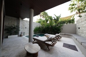 3BR Pool Villa + 1W Airport (4) | Zona de estar | Televisión de pantalla plana de 55 pulgadas con canales por cable