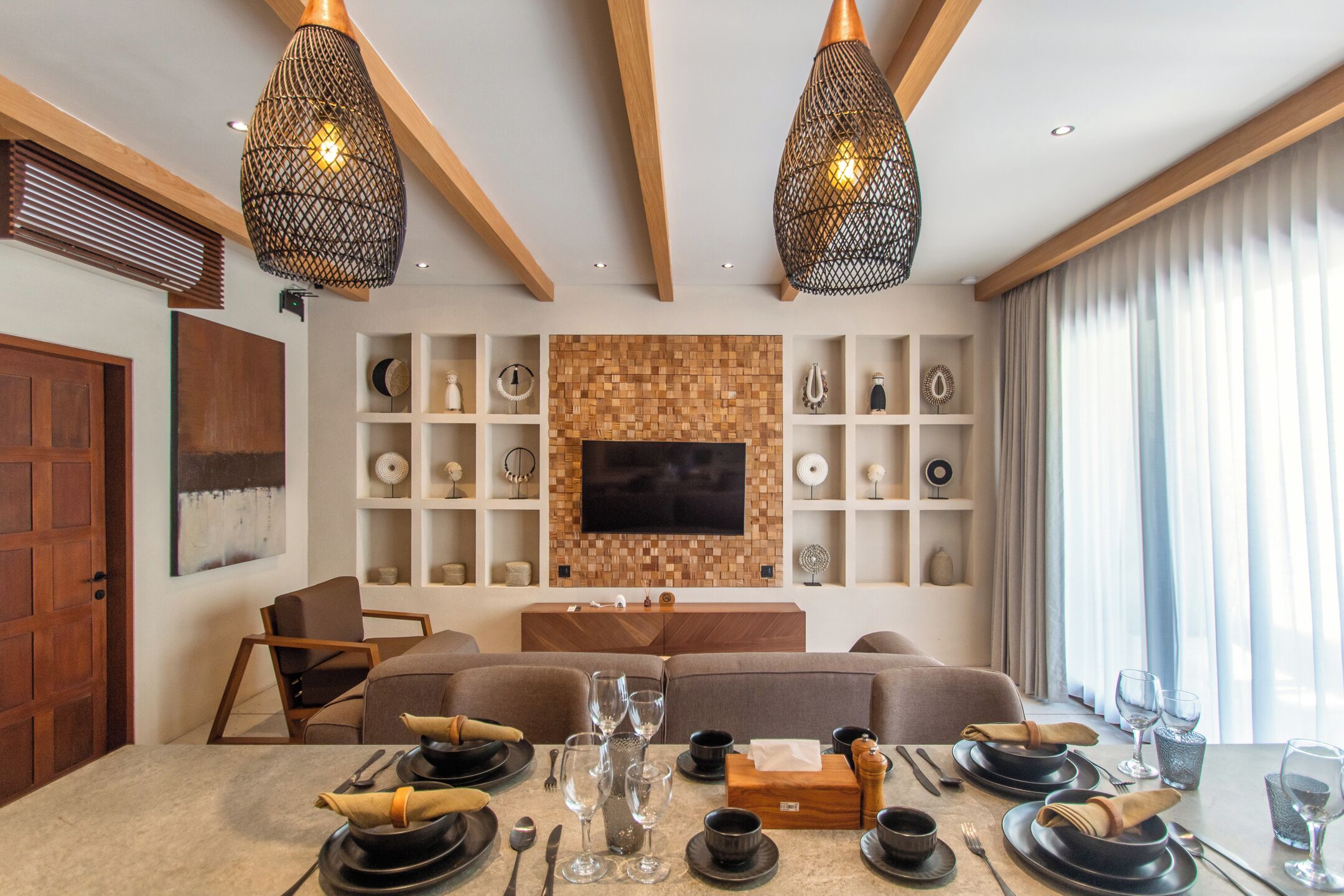 Room code: 2BR Pool Villa + 1W Airport (7) | Oppholdsområde | En 55-tommers Flatskjerm-TV med kabel-kanaler samt LCD-TV