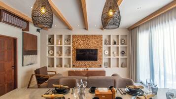 Room code: 2BR Pool Villa + 1W Airport (7) | Oppholdsområde | En 55-tommers Flatskjerm-TV med kabel-kanaler samt LCD-TV