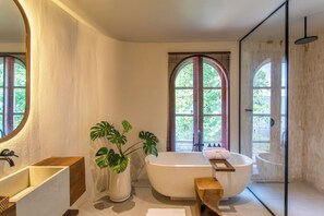 Bañera y ducha independientes y cabezal de ducha con hidromasaje