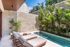 Room code: 2BR Pool Villa + 1W Airport (7) | イタリアのフレッテ製シーツ、高級寝具、羽毛の掛け布団、セレクト コンフォート製ベッド
