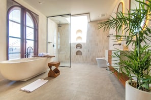 3BR Pool Villa + 1W Airport (4) | Bathroom | Separate tub and shower, hydromassage showerhead, free toiletries