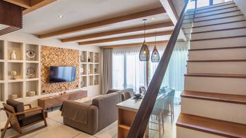 Room code: 2BR Pool Villa + 1W Airport (7) | Oppholdsområde | En 55-tommers Flatskjerm-TV med kabel-kanaler samt LCD-TV