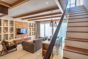 Room code: 2BR Pool Villa + 1W Airport (7) | Oppholdsområde | En 55-tommers Flatskjerm-TV med kabel-kanaler samt LCD-TV