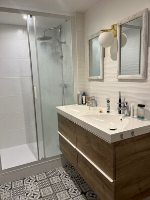 Shower, hair dryer, soap, toilet paper - House with garden, near Nantes, close to the Atlantic coast (Sainte-Luce-sur-Loire)