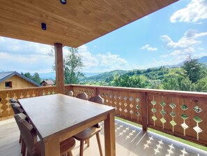 Outdoor dining - Authentic Chalet on National Park Piatra Craiului. Stunning views. (Măgura)