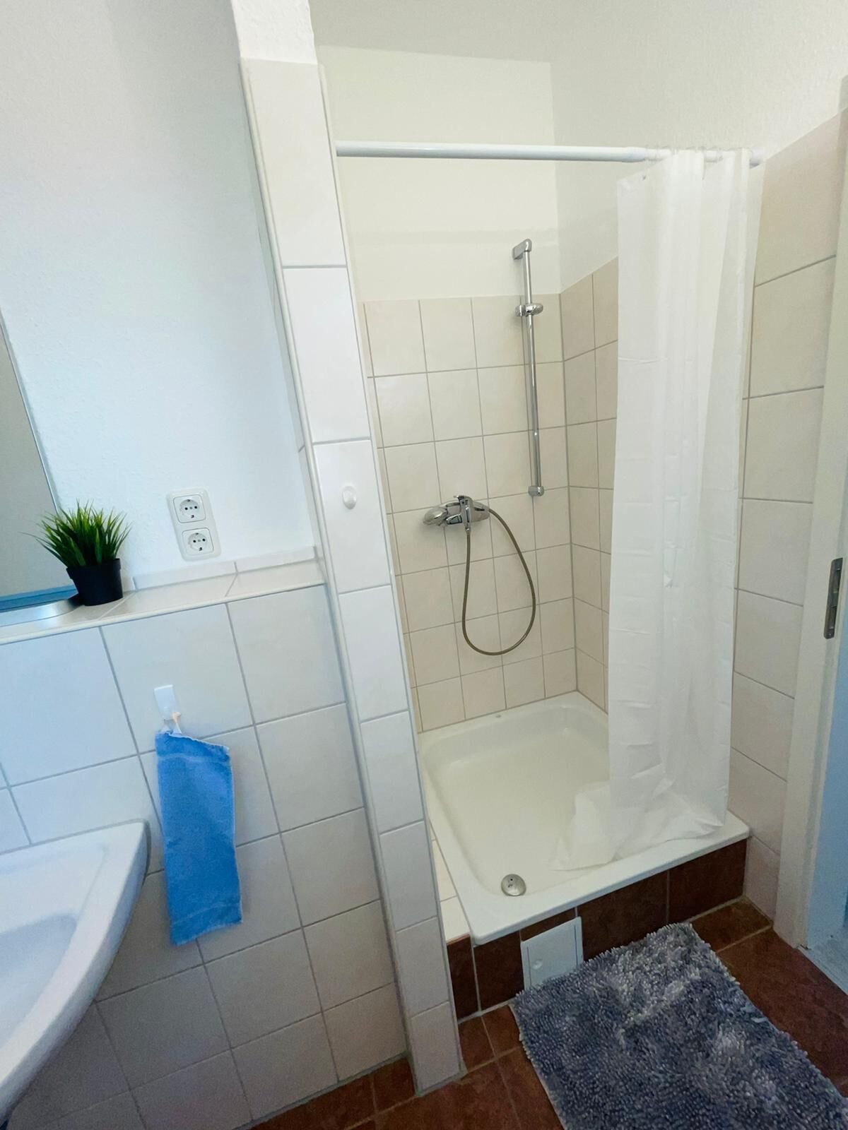 Ducha, secador de pelo, toallas, jabón