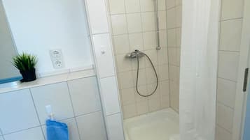 Ducha, secador de pelo, toallas, jabón