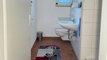 Ducha, secador de pelo, toallas, jabón