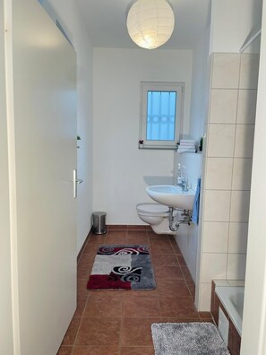 Doccia, asciugacapelli, asciugamani, sapone