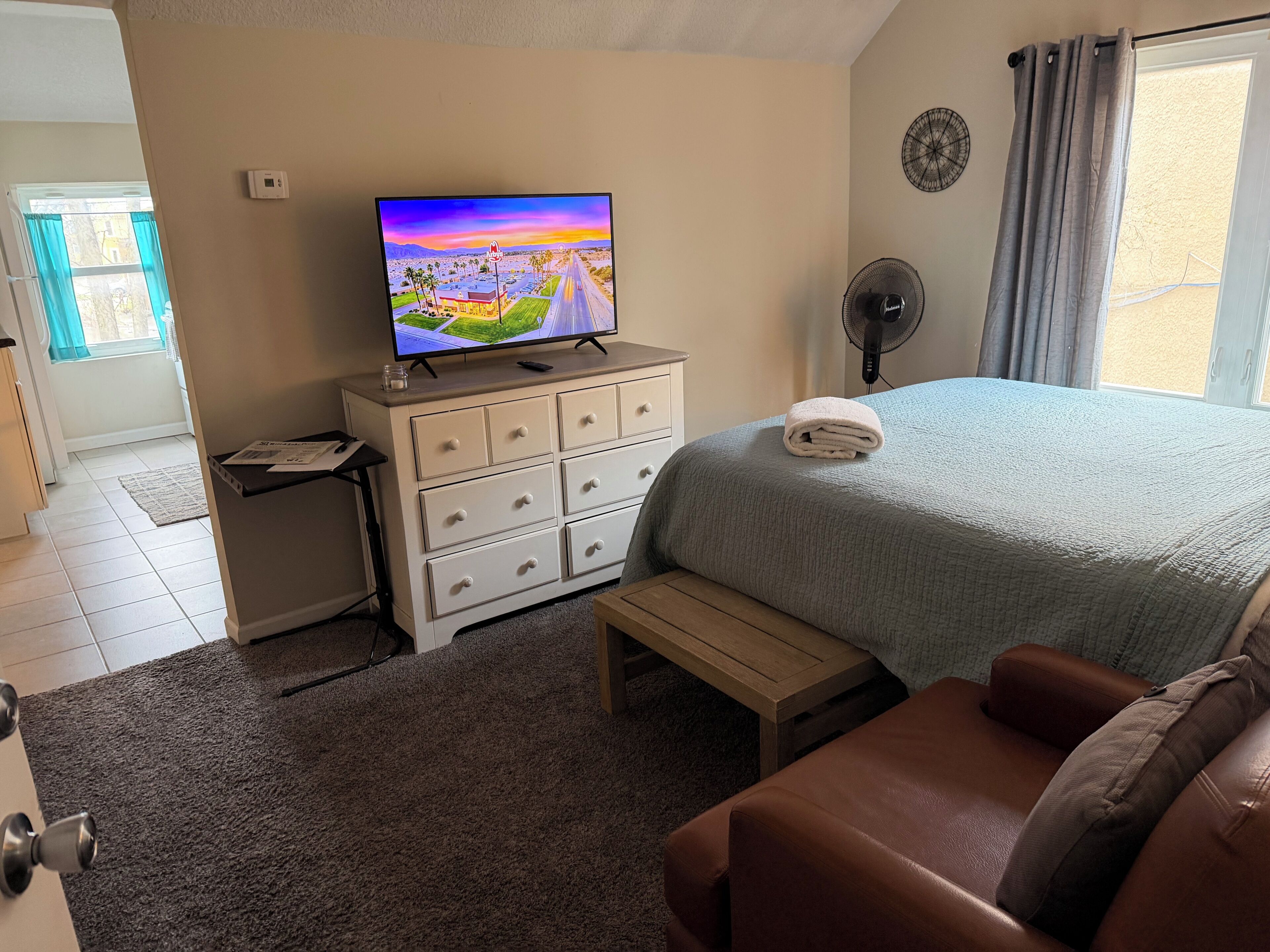 1 habitación, escritorio, tabla de planchar con plancha y wifi gratis 