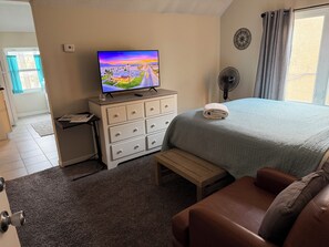 1 bedroom, desk, iron/ironing board, free WiFi - Sunny Studio Hideaway- Minneapolis Lakes Area! (Minneapolis)