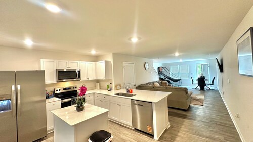 Brand new luxurious home with free unlimited massage in Raleigh