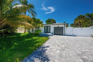 Exterior - Enjoy Our Prestigious 3BR Residence Featuring a Serene, Warmed Pool Retreat. (Pompano Beach)