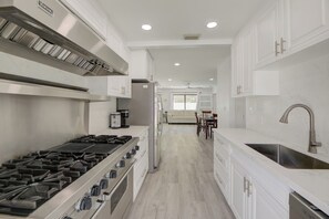 Private kitchen - Enjoy Our Prestigious 3BR Residence Featuring a Serene, Warmed Pool Retreat. (Pompano Beach)