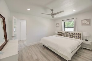 3 bedrooms, iron/ironing board, WiFi, bed sheets - Enjoy Our Prestigious 3BR Residence Featuring a Serene, Warmed Pool Retreat. (Pompano Beach)