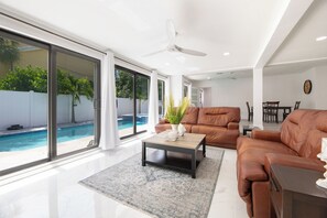 Smart TV - Enjoy Our Prestigious 3BR Residence Featuring a Serene, Warmed Pool Retreat. (Pompano Beach)
