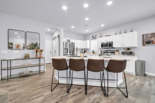 Casa Oasis:Relaxing 4BR Retreat w/ Heated Pool, Sleeps 11.