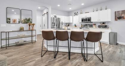 Casa Oasis:Relaxing 4BR Retreat w/ Heated Pool, Sleeps 11.