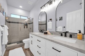 Dusche, Haartrockner, Handtücher, Seife