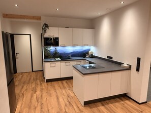 Kjøleskap, mikrobølgeovn, ovn og kokeplater