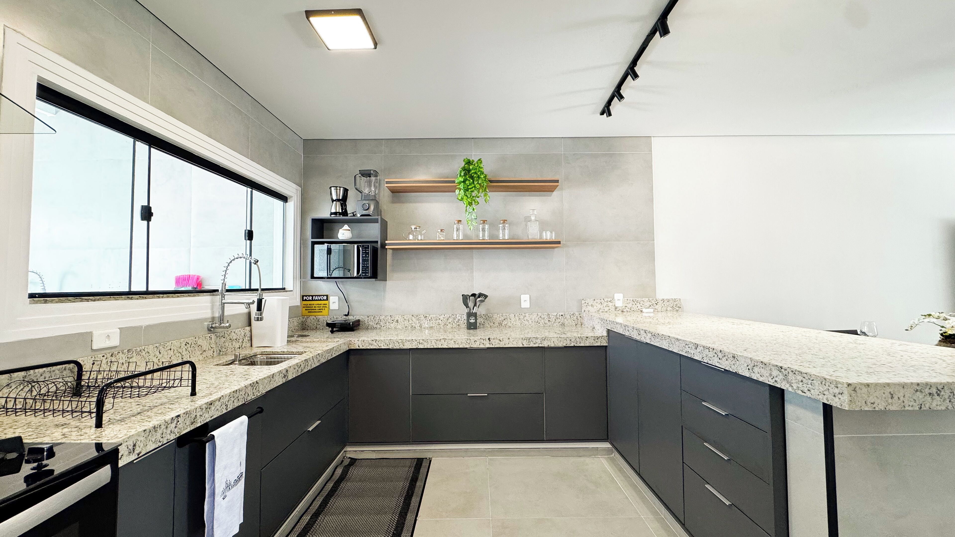 冷蔵庫、電子レンジ、コンロ、電気ポット