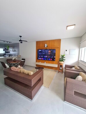 Smart TV - Modern House - Private Pool and BBQ (Paraty)