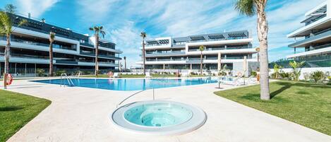 Piscine couverte, piscine extérieure