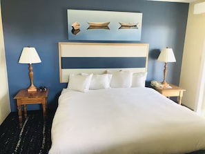 Tabla de planchar con plancha, internet y ropa de cama
