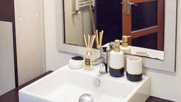 Een haardroger, een bidet, handdoeken, zeep