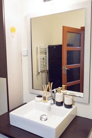 Hårtork, bidé, handdukar och tvål