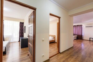 Strykjärn/strykbräda, wi-fi och sängkläder