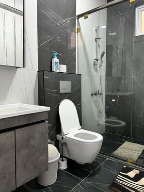 Raised toilet seat - AQUA GARDENS APARTMENTS (Mombasa)