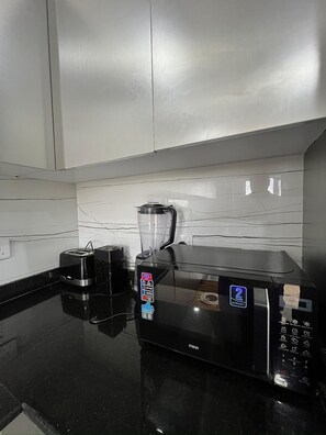 Full-size fridge, microwave, oven, stovetop - AQUA GARDENS APARTMENTS (Mombasa)