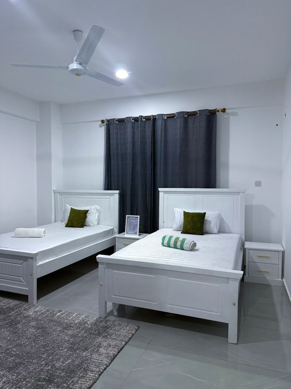 Een bureau, een laptopwerkplek, een strijkplank/strijkijzer, gratis wifi