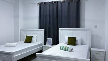 Een bureau, een laptopwerkplek, een strijkplank/strijkijzer, gratis wifi