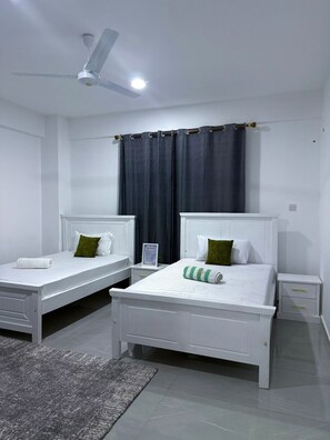 Een bureau, een laptopwerkplek, een strijkplank/strijkijzer, gratis wifi