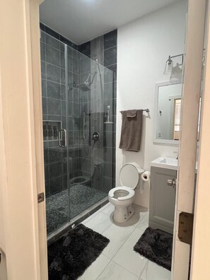 Dusche, Haartrockner, Handtücher, Seife