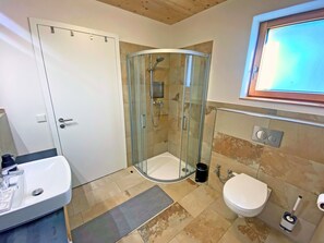 Dusche, Haartrockner, Bidet, Handtücher