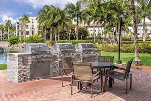 Outdoor dining - Marriott's Villas at Doral Two-Bedroom Two-Bath Villa, Sleeps 6 (Miami)
