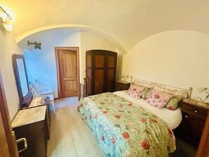 1 chambre, bureau, fer et planche à repasser, lit parapluie