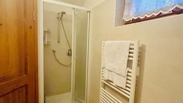 Douche, sĂšche-cheveux, bidet, serviettes fournies