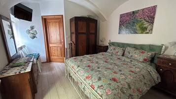 1 Schlafzimmer, Schreibtisch, Bügeleisen/Bügelbrett, Reisekinderbett