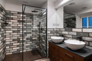 Shower, hair dryer, towels, toilet paper - Luxury Family Home 3BR / 3BA 200m² Duplex | A/C | Walkable area | (Budapest)