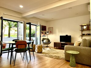 TV - FLH Classy & Modern apartment in Cascais (Cascais)