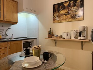 Fridge, microwave, electric kettle, toaster - FLH Bairro Alto Central Flat with Pateo (Lisboa ciudad)